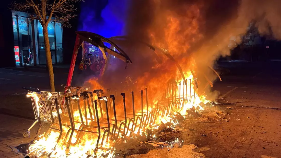 POL-MI: Unterstand geht in Flammen auf - Polizei sucht Zeugen - Bild: presseportal.de