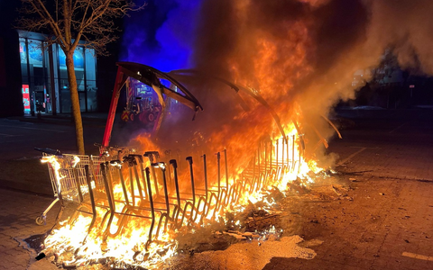 POL-MI: Unterstand geht in Flammen auf - Polizei sucht Zeugen - Foto: presseportal.de