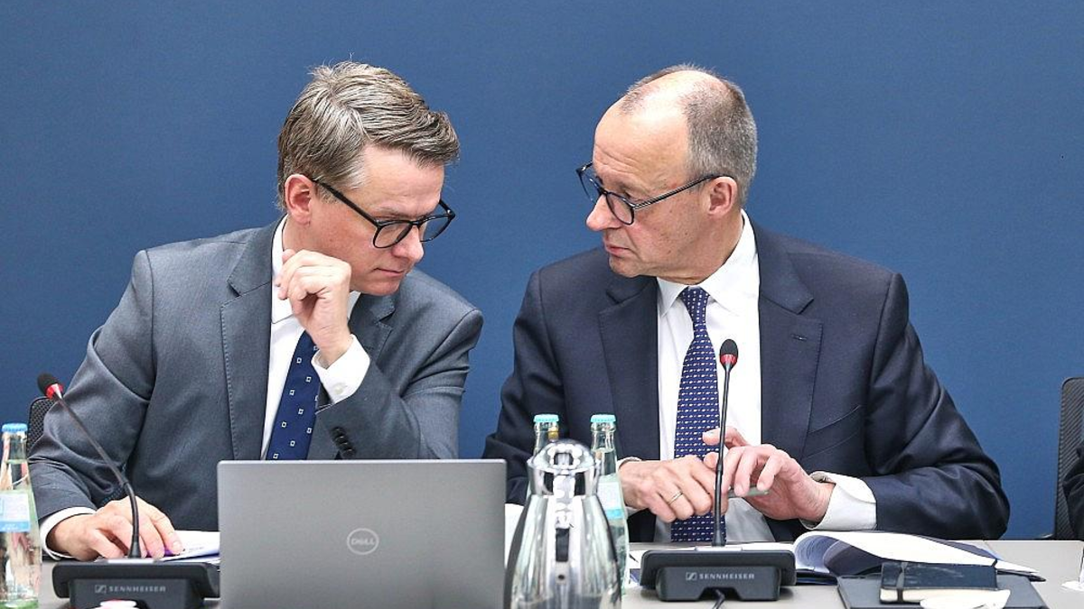Carsten Linnemann und Friedrich Merz am 09.02.2026 - Foto: via dts Nachrichtenagentur