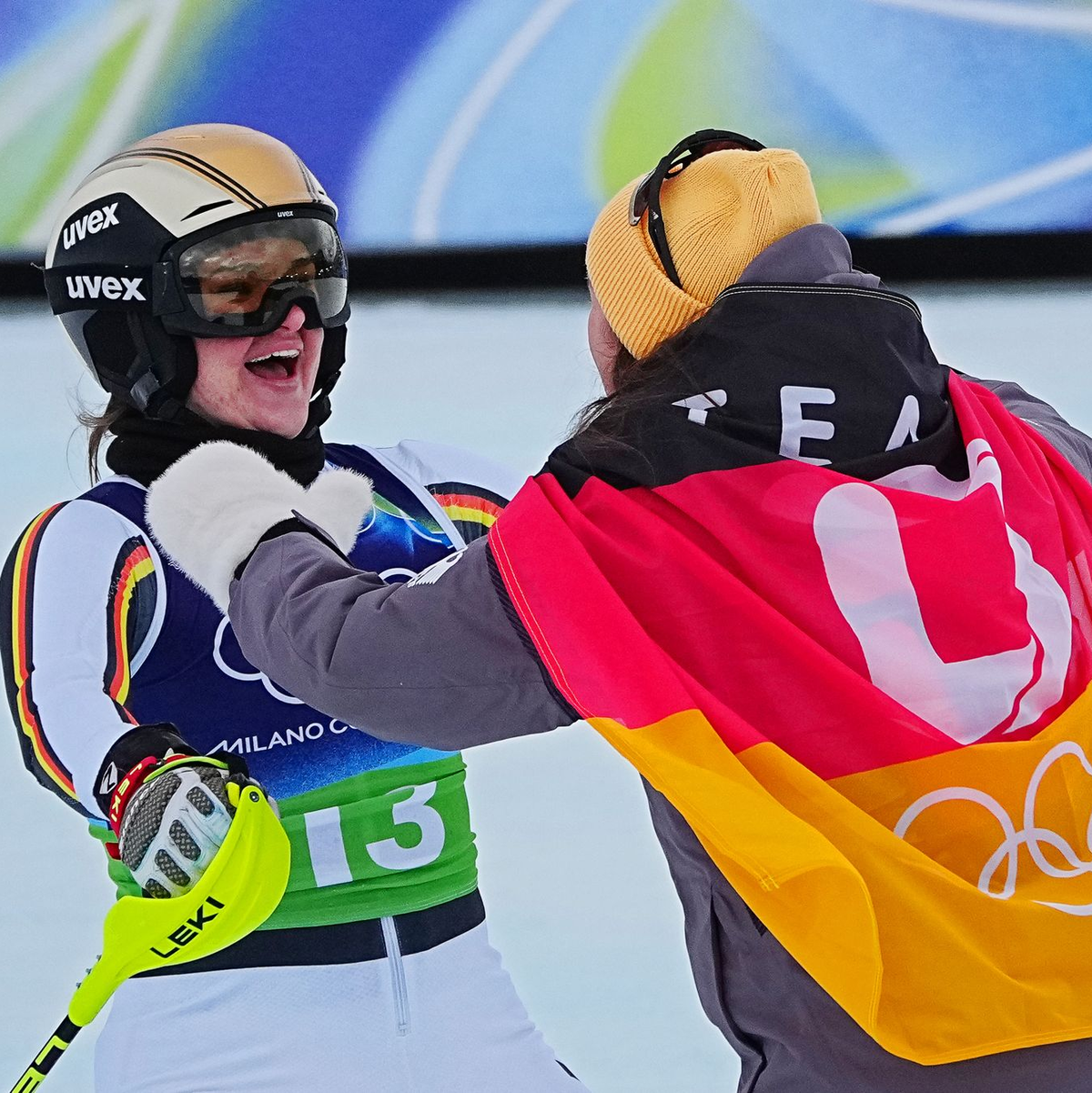 Emma Aicher (links) und Kira Weidle-Winkelmann jubeln über Olympia-Silber in der Team-Kombination. - Foto: Michael Kappeler/dpa