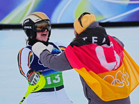 Emma Aicher (links) und Kira Weidle-Winkelmann jubeln über Olympia-Silber in der Team-Kombination. - Foto: Michael Kappeler/dpa