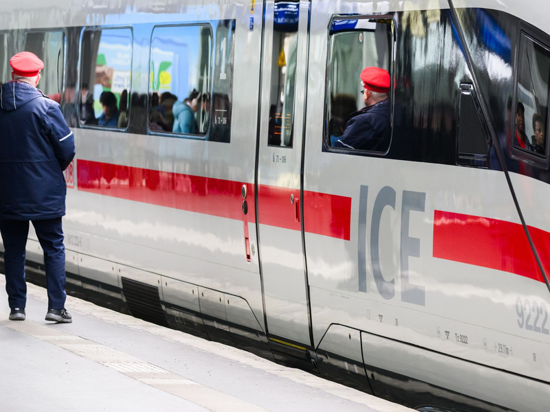 Die Deutsche Bahn hat in der laufenden Tarifrunde mit der GDL ein erstes Angebot vorgelegt. (Symbolbild) - Foto: Julian Stratenschulte/dpa