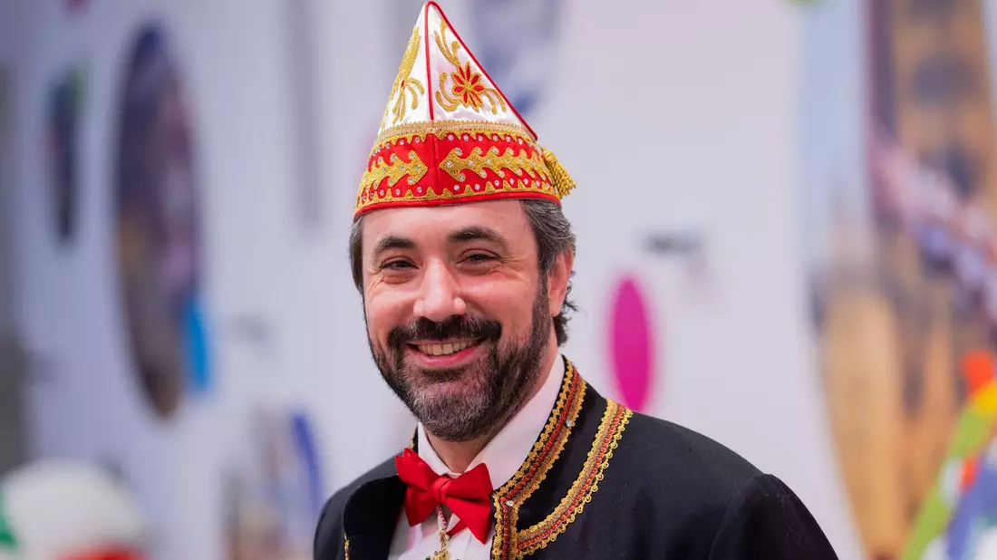 Der Kölner Zugleiter Marc Michelske verteidigt das Fehlen eines Putin-Wagens im Rosenmontagszug. (Archivbild) - Bild: Rolf Vennenbernd/dpa