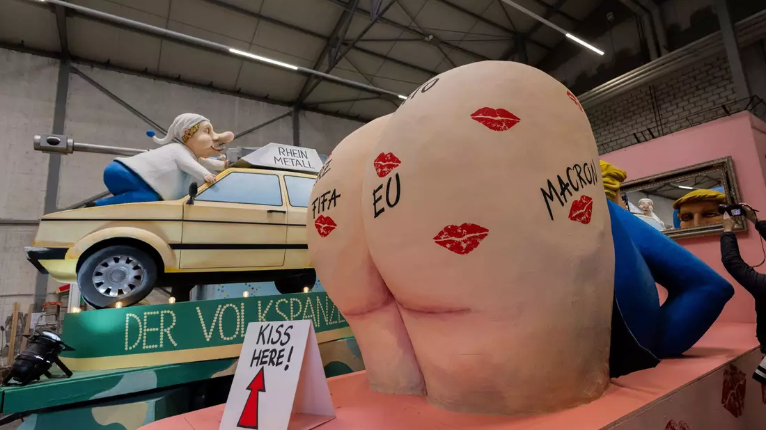 Ein Wagen des Kölner Rosenmontagszugs zeigt US-Präsident Donald Trump mit entblößtem Hinterteil, darauf sind Kussmünder unter anderem von der Nato und der Fifa zu sehen. - Bild: Rolf Vennenbernd/dpa