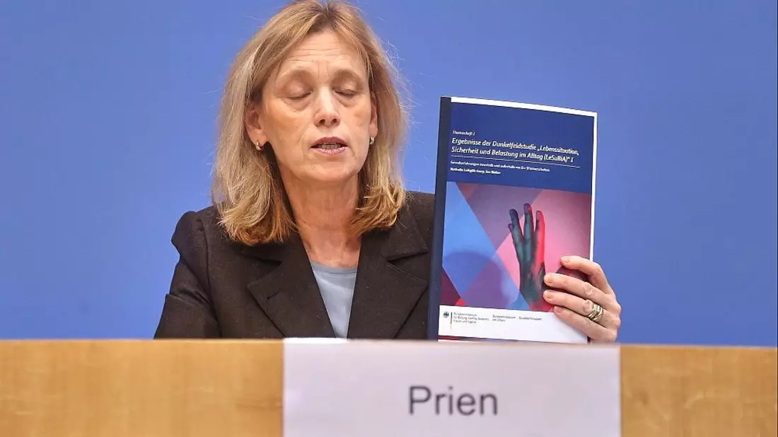 Karin Prien bei der Vorstellung einer Dunkelfeldstudie am 10.02.2026 - Bild: via dts Nachrichtenagentur