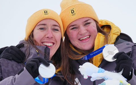 Kira Weidle-Winkelmann (links) jubelt zusammen mit Emma Aicher über Kombi-Silber. - Foto: Michael Kappeler/dpa