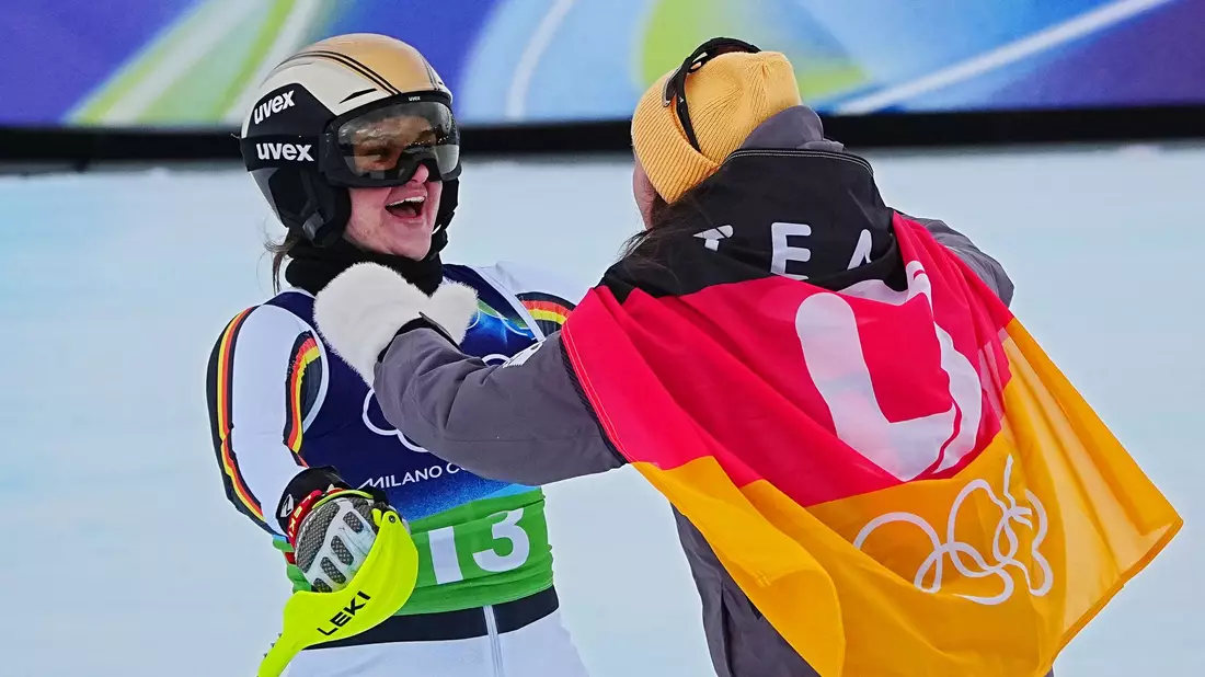 Emma Aicher (links) lässt sich von Kira Weidle-Winkelmann für einen famosen Slalom in der Team-Kombi umarmen. - Bild: Michael Kappeler/dpa