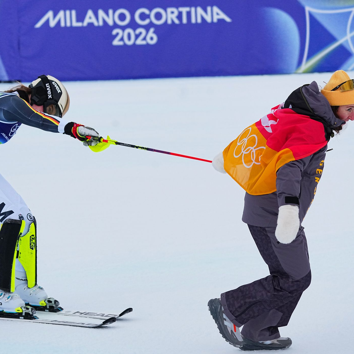 Konnten im Ziel gut Rumflachsen: Emma Aicher (links) und Kira Weidle-Winkelmann. - Foto: Michael Kappeler/dpa