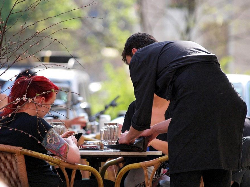 Bedienung in einem Café (Archiv) - Foto: via dts Nachrichtenagentur