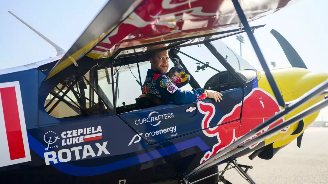 BRP-Rotax: Aircraft Meets Racetrack – Luke Czepiela Flies the Racing Line at Bahrain International Circuit - Bild: presseportal.de