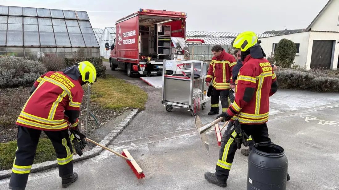 FW Reichenau: Dieselspur auf Strasse abgestreut, Reichenau-Mittelzell, 10.02.2026 - Bild: presseportal.de