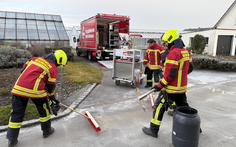 FW Reichenau: Dieselspur auf Strasse abgestreut, Reichenau-Mittelzell, 10.02.2026 - Foto: presseportal.de
