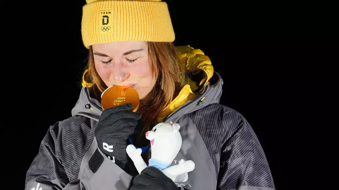 Bei der Siegerehrung war Julia Taubitz sehr ergriffen. - Bild: Michael Kappeler/dpa