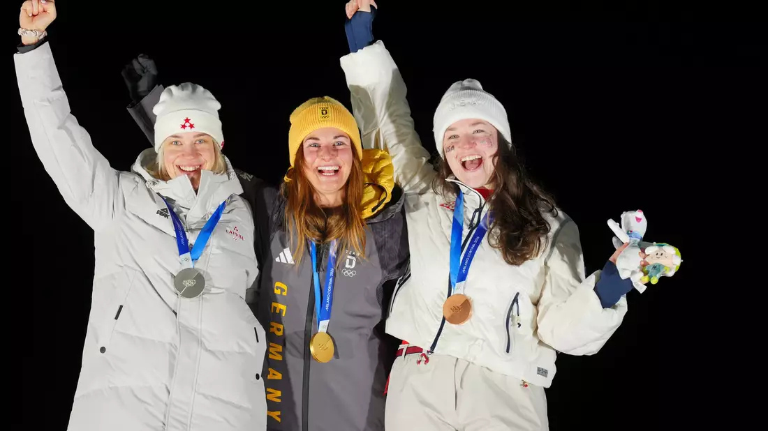 Rodel-Silber hinter Taubitz ging an Elina Bota aus Lettland (l), Bronze an Ashley Farquharson aus den USA. - Bild: Michael Kappeler/dpa