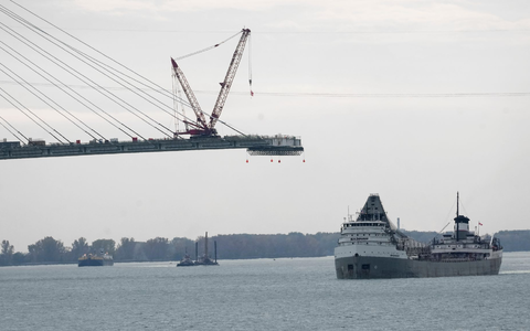 Die neue Grenzbrücke scheint US-Präsident Donald Trump ein Dorn im Auge zu sein. (Archivbild) - Foto: Paul Sancya/AP/dpa