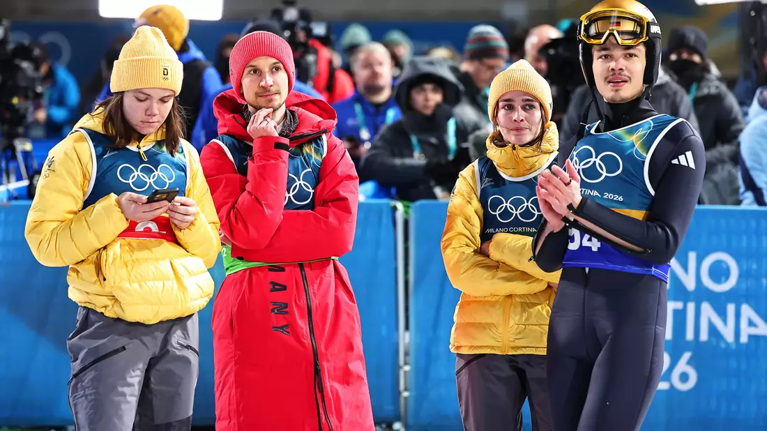Das deutsche Skisprung-Team war nach Platz vier enttäuscht. - Bild: Daniel Karmann/dpa