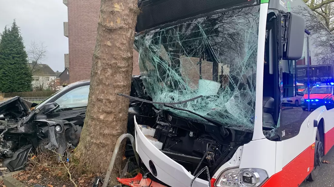 FW-GLA: Schwerer Verkehrsunfall mit Linienbus - 11 Verletzte Personen - Bild: presseportal.de