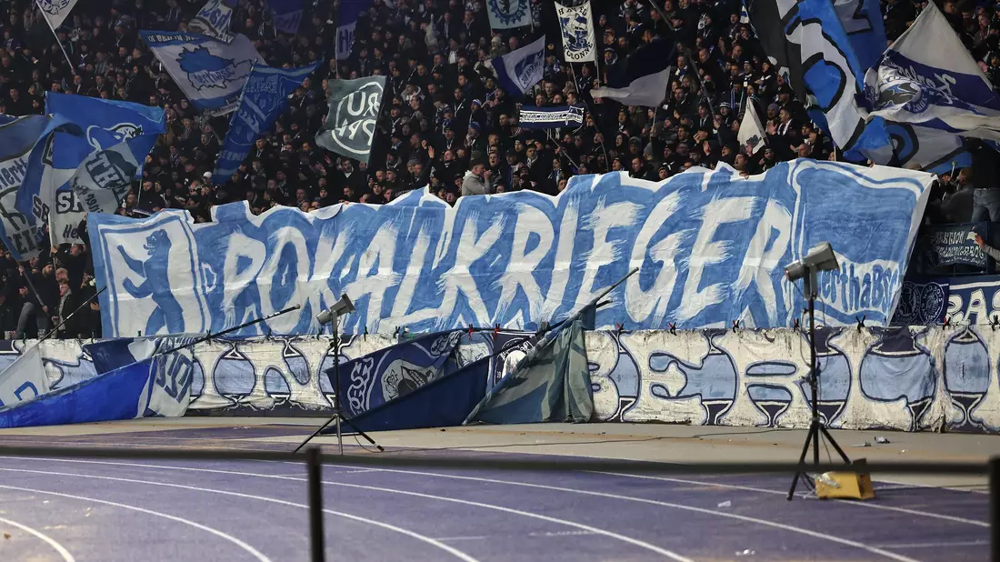 Über 55.000 Fans waren am Dienstagabend für das Pokalspiel im Olympiastadion.  - Bild: Andreas Gora/dpa