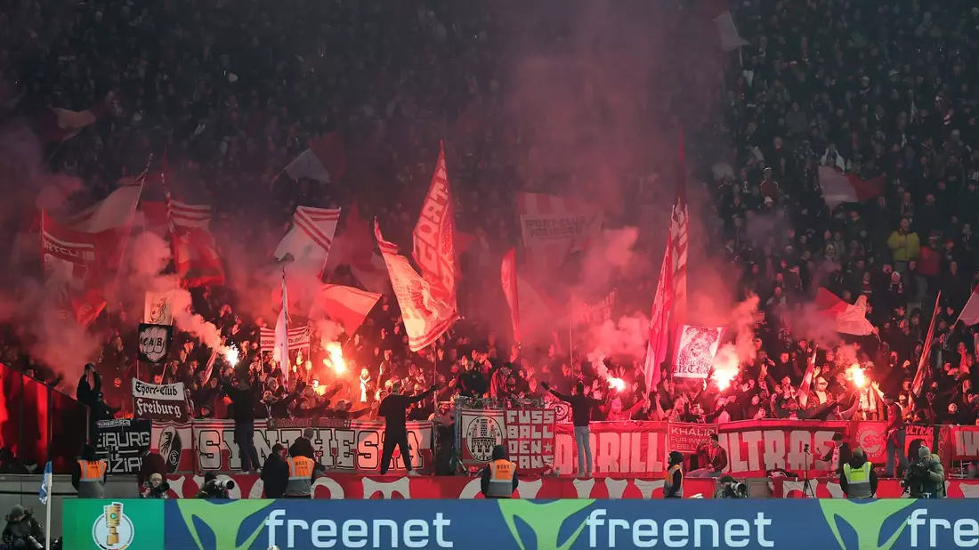 Freiburgs Fans zündeten viel Pyrotechnik. - Bild: Andreas Gora/dpa