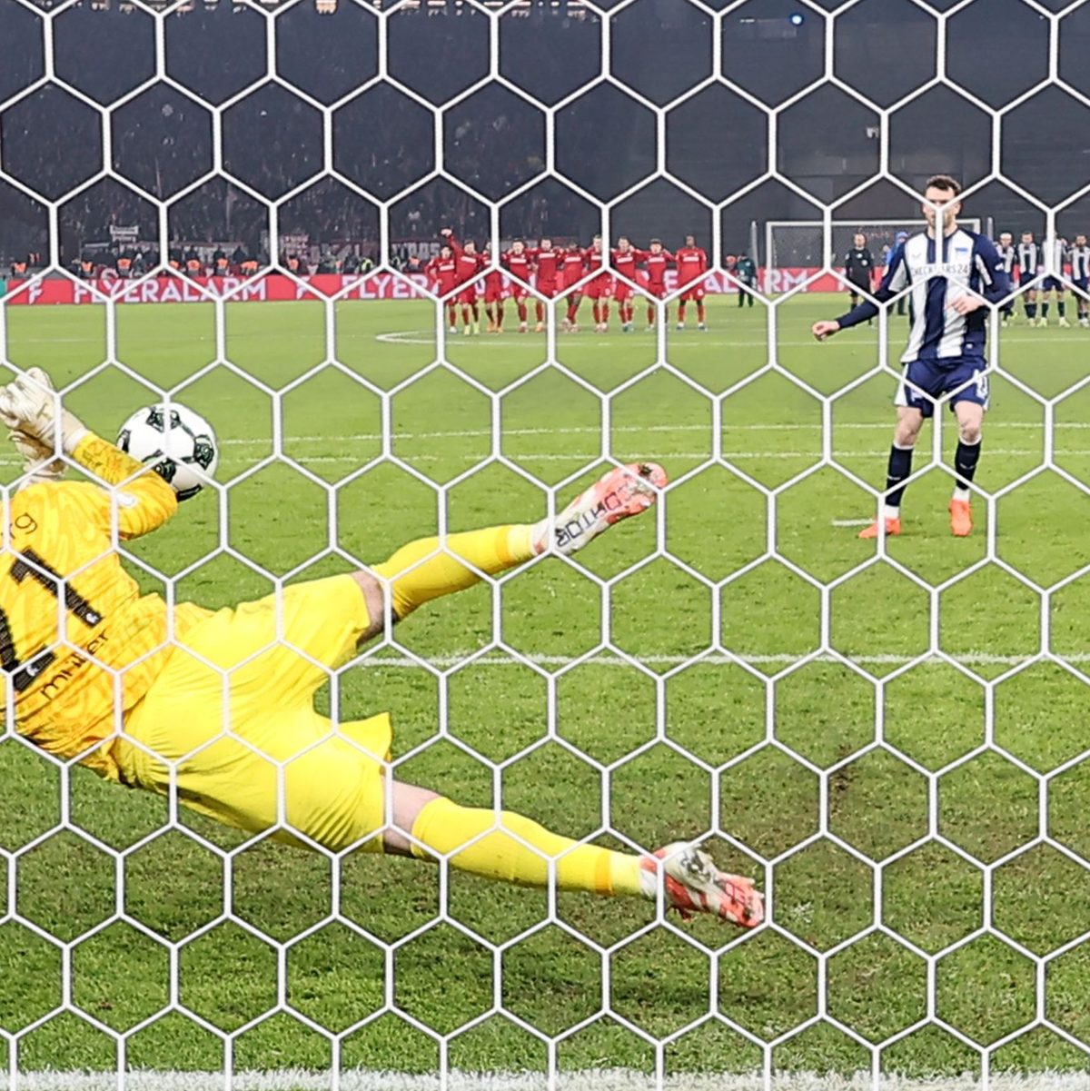 Klemens verschoss den entscheidenden Strafstoß. - Foto: Andreas Gora/dpa