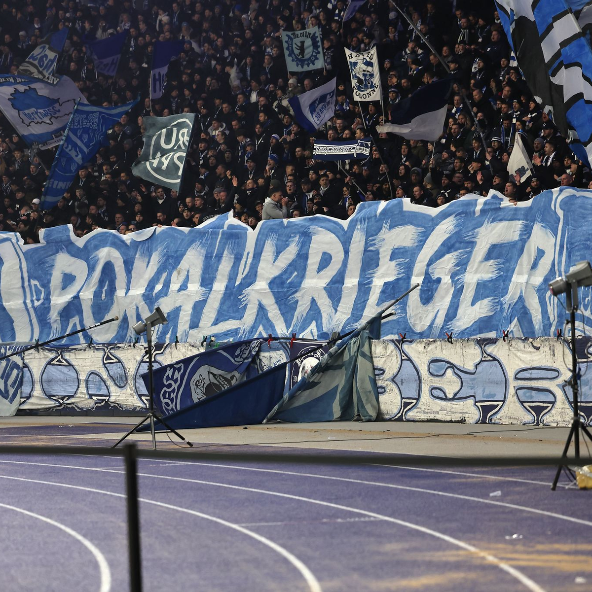 Über 55.000 Fans waren am Dienstagabend für das Pokalspiel im Olympiastadion.  - Foto: Andreas Gora/dpa