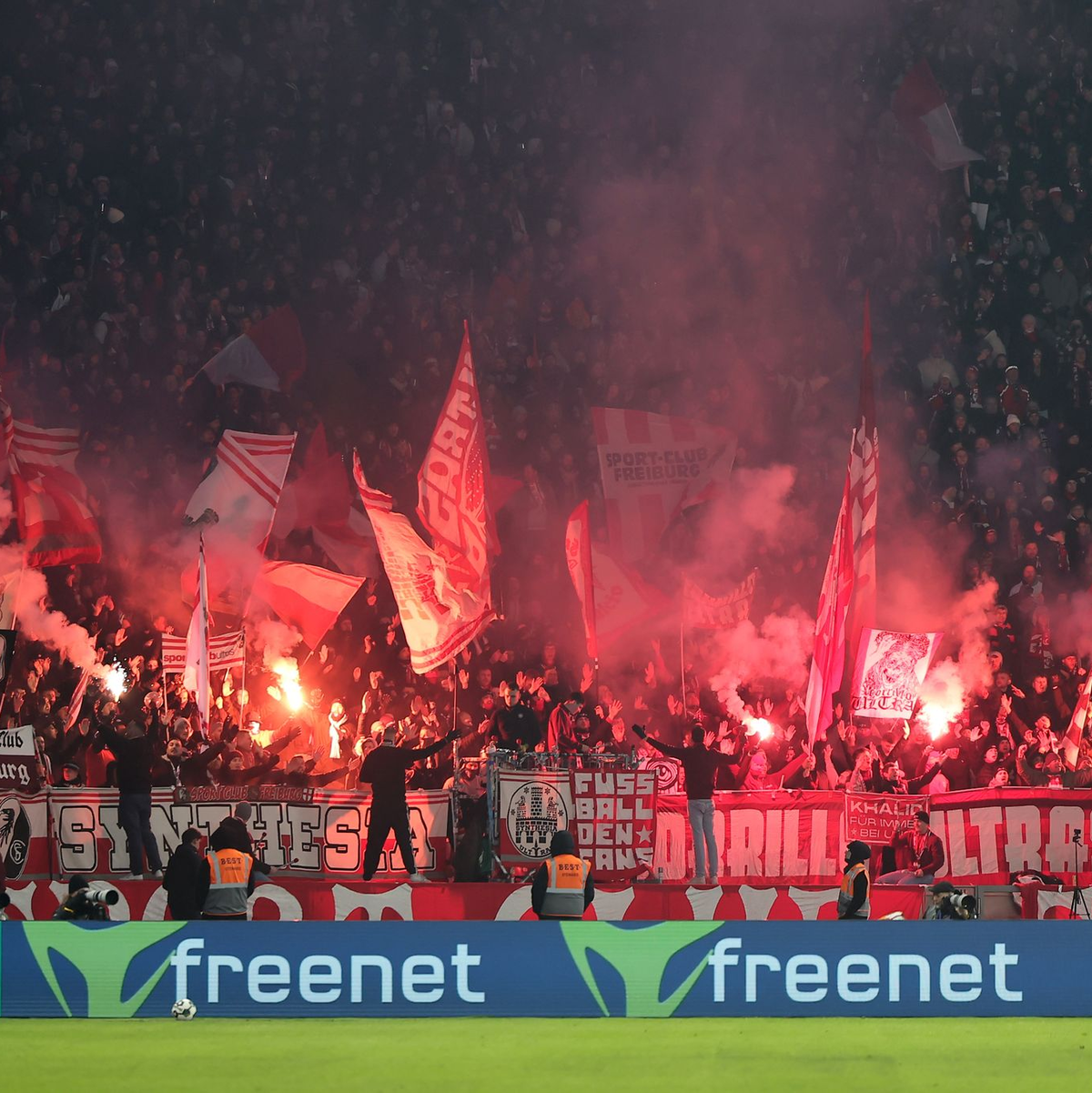 Freiburgs Fans zündeten viel Pyrotechnik. - Foto: Andreas Gora/dpa