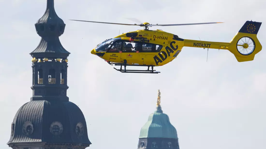 Leistet im Ernstfall schnelle Hilfe aus der Luft: Ein Rettungshubschrauber der ADAC Luftrettung fliegt am Himmel vor der Dresdner Altstadt. (Archivbild) - Bild: Robert Michael/dpa