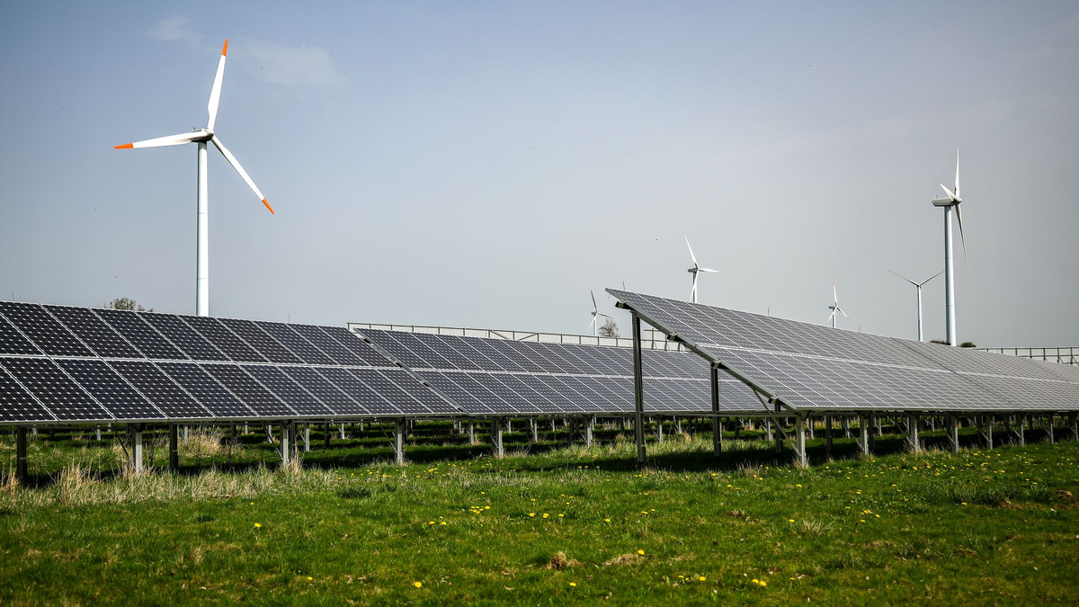 Viele Menschen verbinden die Energiewende der Umfrage zufolge tendenziell eher mit Risiken als mit Chancen. (Symbolbild) - Foto: Jan Woitas/dpa