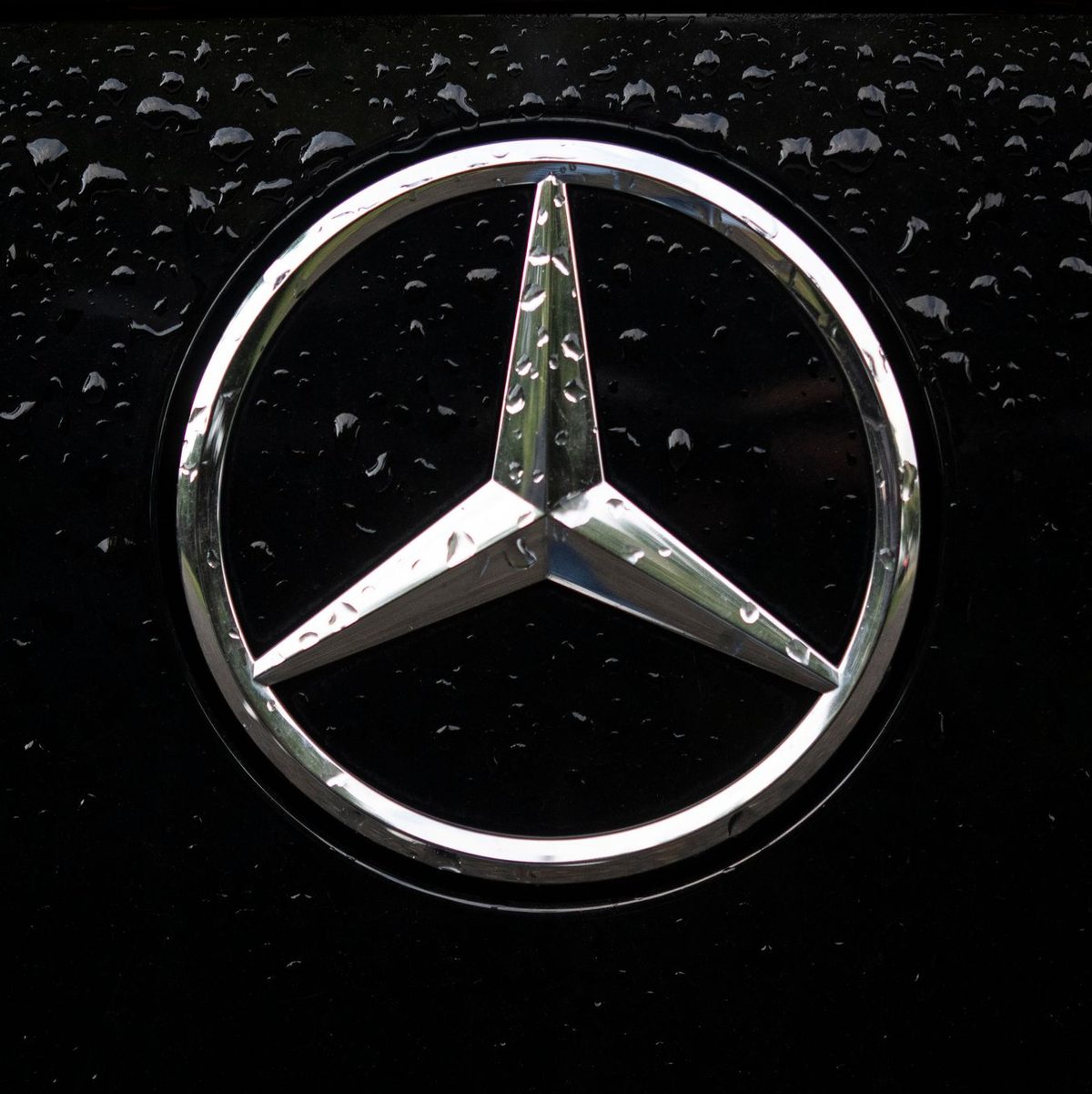 Mercedes-Benz: Kosten sollen runter. (Archivbild) - Foto: Marijan Murat/dpa