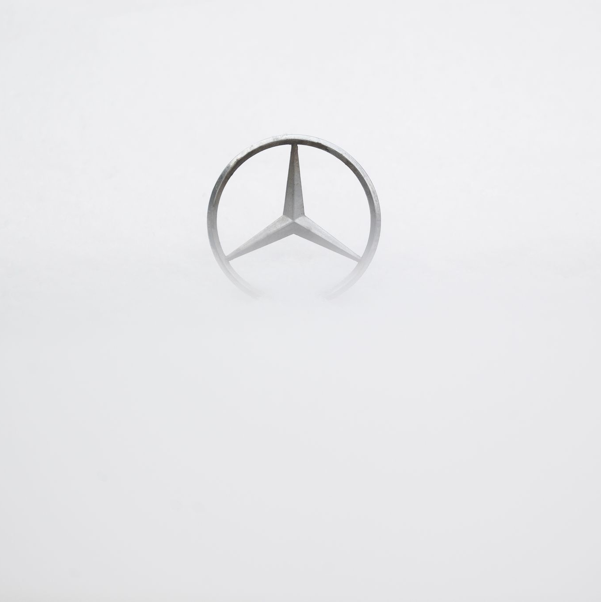 Mercedes-Benz: Gewinneinbruch, Umsatz runter, Absatzrückgang. (Archivbild) - Foto: Marijan Murat/dpa