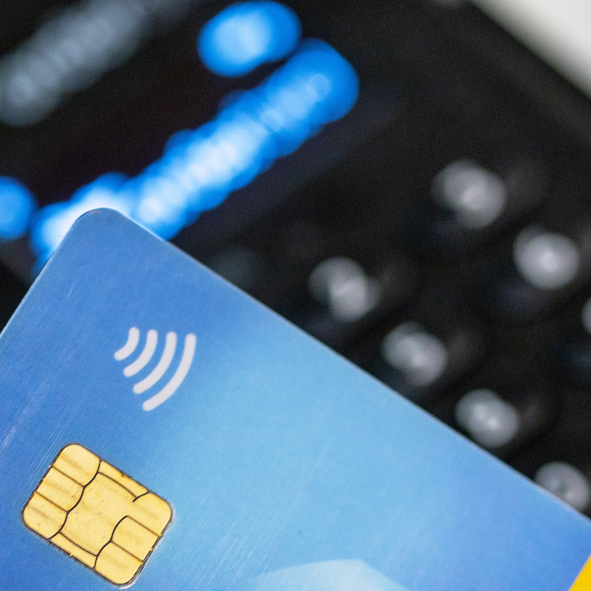 Im vergangenen Jahr haben Verbraucher in Deutschland so häufig bargeldlos mit der Girocard bezahlt wie nie. (Symbolbild) - Foto: Fernando Gutierrez-Juarez/dpa