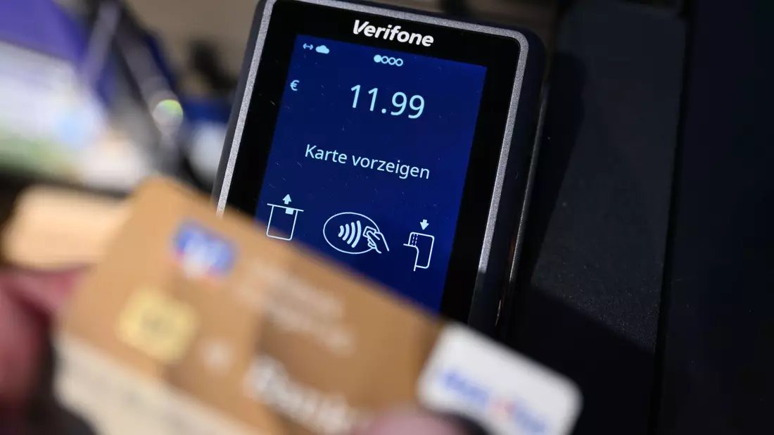 Vor allem das kontaktlose Bezahlen ist beliebt. (Symbolbild) - Bild: Bernd Weißbrod/dpa