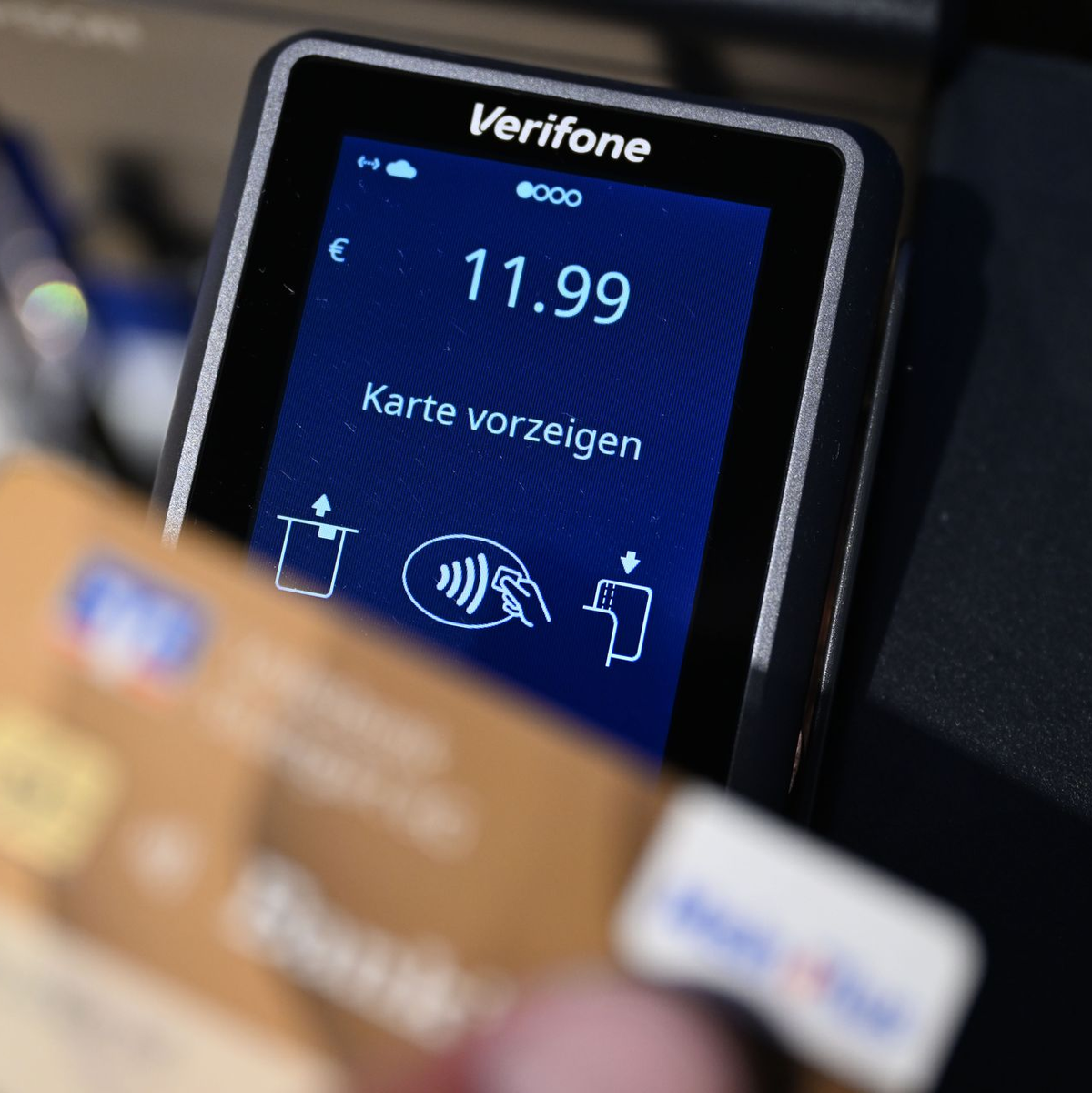Vor allem das kontaktlose Bezahlen ist beliebt. (Symbolbild) - Foto: Bernd Weißbrod/dpa