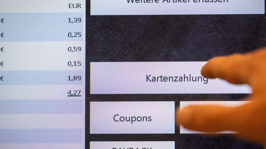 Auch kleinere Beträge werden inzwischen oft mit Karte bezahlt. (Symbolbild) - Bild: Leonie Asendorpf/dpa