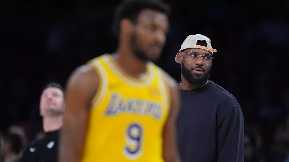 LeBron James konnte bei der deutlichen Niederlage der Lakers nur vom Spielfeldrand zusehen. - Bild: Jae C. Hong/AP/dpa