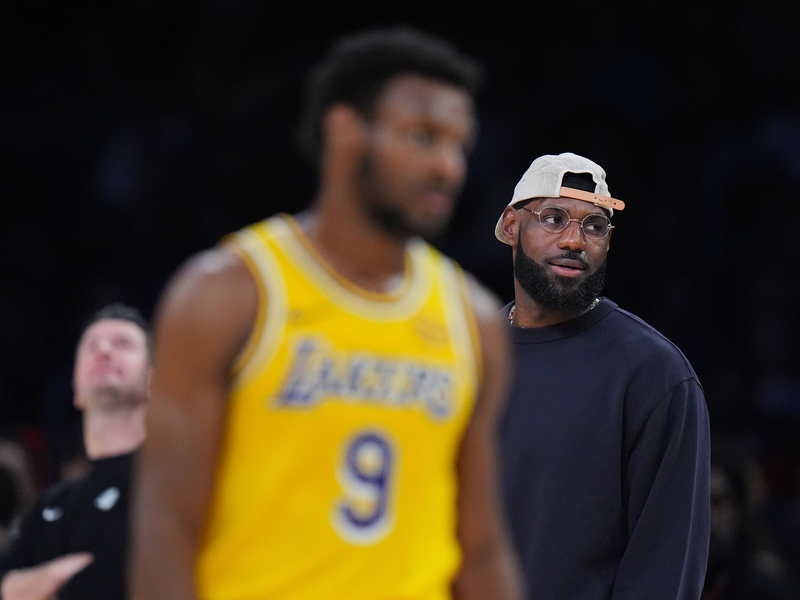 LeBron James konnte bei der deutlichen Niederlage der Lakers nur vom Spielfeldrand zusehen. - Foto: Jae C. Hong/AP/dpa