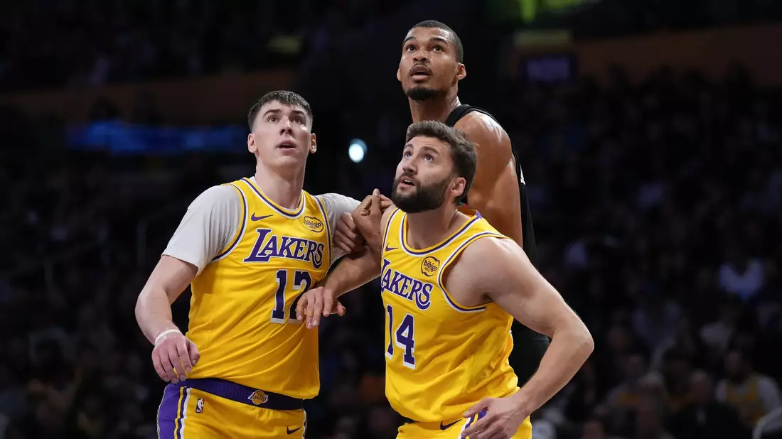 Maxi Kleber (vorne rechts) und seine Lakers fanden keine Antwort auf Victor Wembanyama (hinten). - Bild: Jae C. Hong/AP/dpa