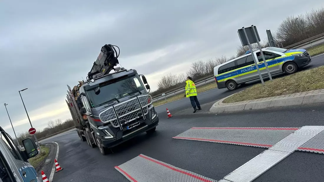 POL-OF: Kontrollaktion Truck and Bus: Verkehrsspezialisten kontrollierten 77 Lastkraftwagen - Bild: presseportal.de