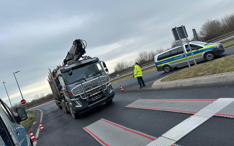 POL-OF: Kontrollaktion Truck and Bus: Verkehrsspezialisten kontrollierten 77 Lastkraftwagen - Foto: presseportal.de