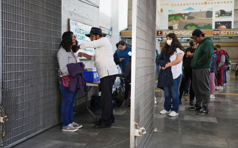 Selbst in U-Bahn-Stationen wird geimpft: Schutz vor Masern in Mexiko.  - Foto: Eduardo Verdugo/AP/dpa