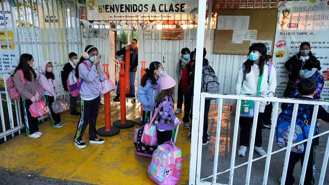 Viele nutzen in Mexiko die Chance auf eine schnelle Impfung. - Bild: Fernando Llano/AP/dpa