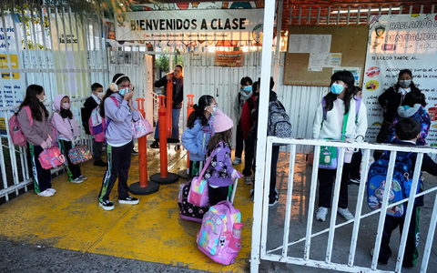 Viele nutzen in Mexiko die Chance auf eine schnelle Impfung. - Foto: Fernando Llano/AP/dpa