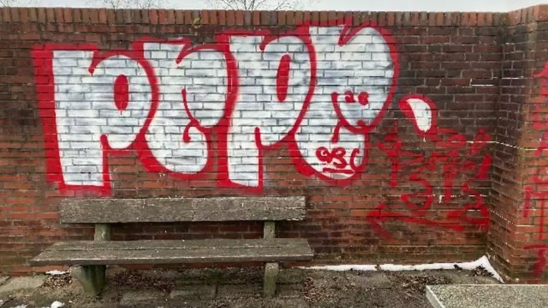 POL-CUX: Sachbeschädigung durch mehrere Graffiti am Spielplatz am See Achtern Diek in Otterndorf - Zeugenaufruf (Foto im Anhang) - Bild: presseportal.de
