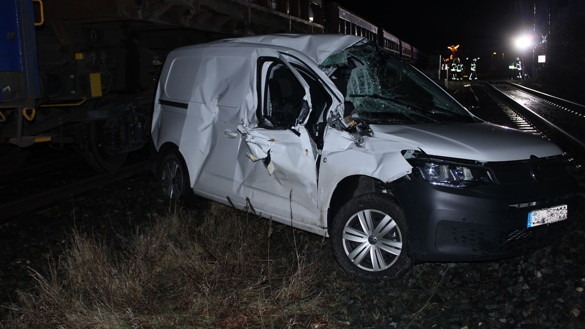 POL-RBK: Leichlingen - Pkw kollidiert auf Bahnübergang mit Güterzug - Fahrer leicht verletzt - Foto: presseportal.de