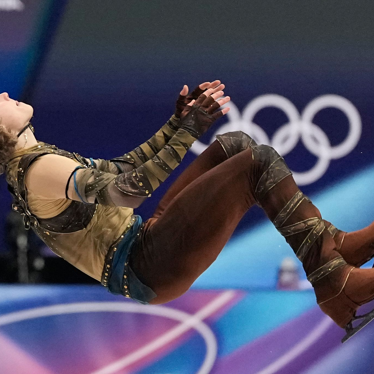 Nach dem Kurzprogramm souverän in Führung liegt US-Eiskunstläufer Ilia Malinin. - Foto: Ashley Landis/AP/dpa