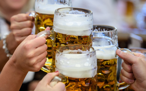 Weniger Menschen wegen Alkoholkonsum stationär im Krankenhaus (Symbolfoto) - Foto: Matthias Balk/dpa
