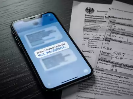 BZSt-Warnung: Neue SMS-Betrugswelle lockt mit Steuerrückzahlung - Foto: über boerse-global.de