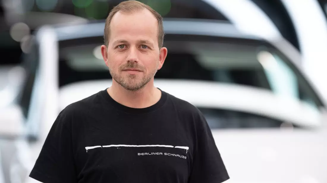 Tesla-Werksleiter André Thierig hat bei einer Betriebsratssitzung die Polizei verständigt (Archivbild). - Bild: Sebastian Gollnow/dpa