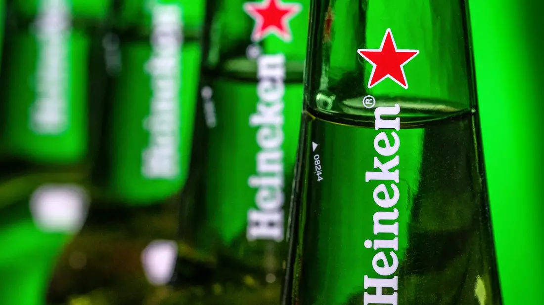 Heineken will nach eigenen Angaben jährlich 400 bis 500 Millionen Euro sparen. - Bild: J. David Ake/AP