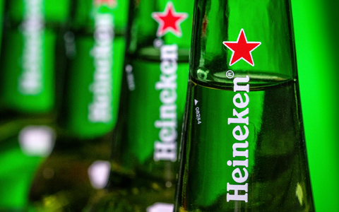 Heineken will nach eigenen Angaben jährlich 400 bis 500 Millionen Euro sparen. - Foto: J. David Ake/AP
